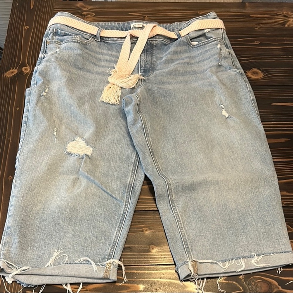 Maurices Distressed Capri Pants with pink and cream belt.